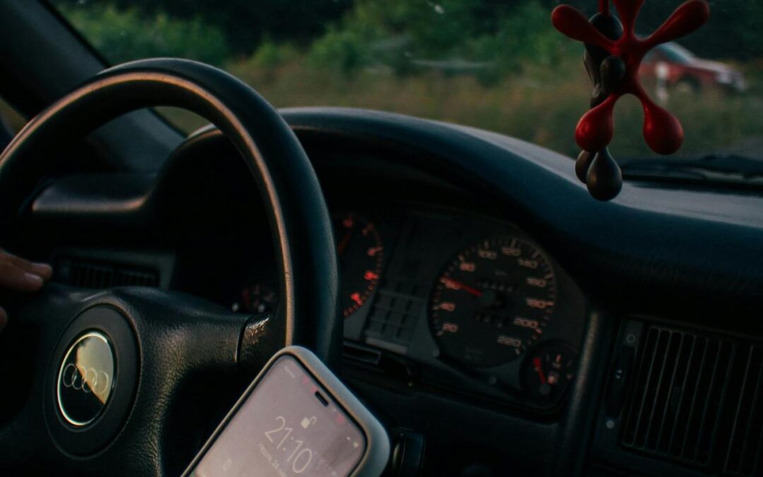 Telefon za kierownicą – co mówią przepisy?
