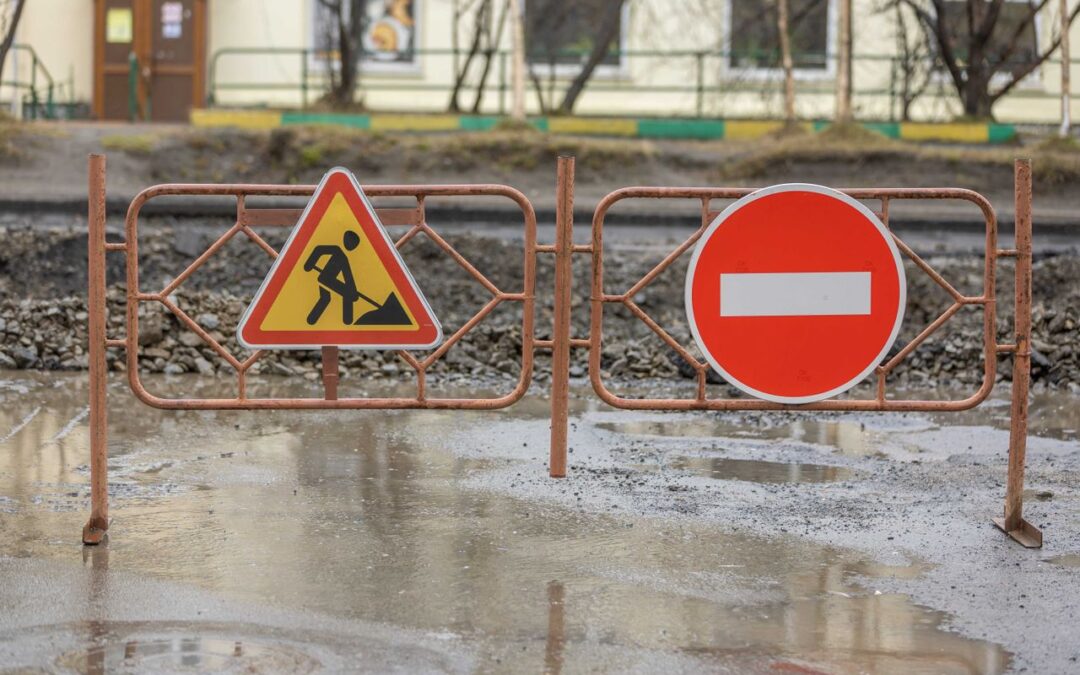 Znaki zakazu obowiązujące tylko czasowo – jak je rozpoznać i się nie dać zaskoczyć?